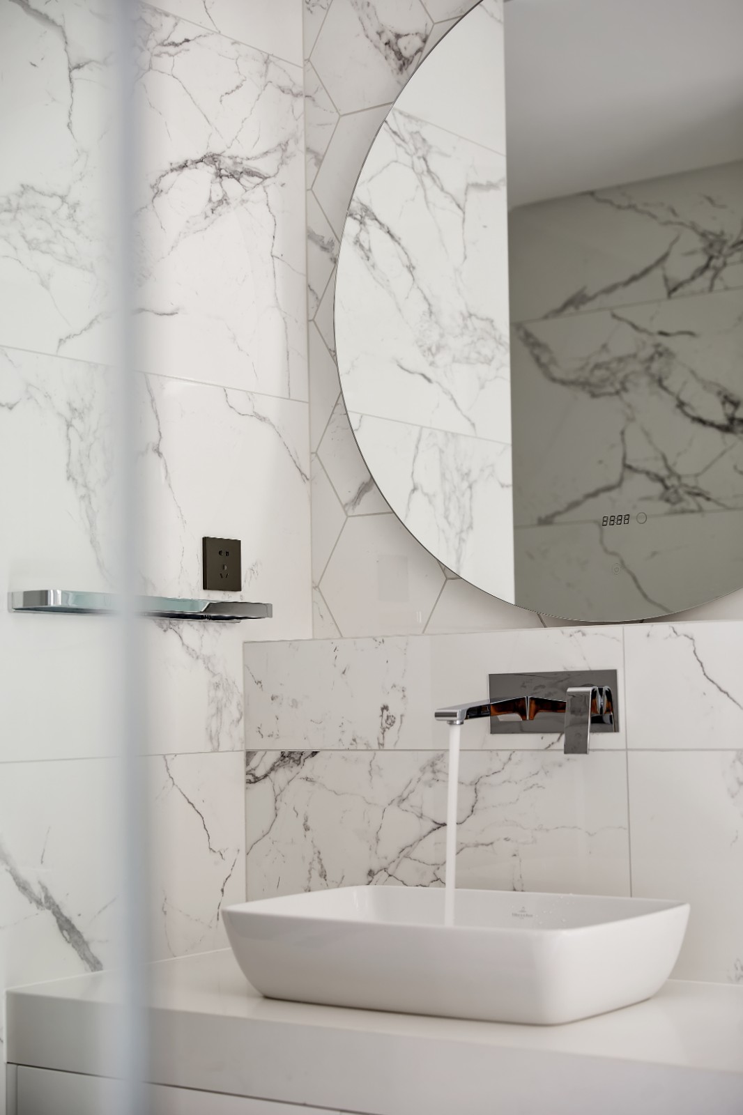 卫生间依然采用鱼肚白大理石纹瓷砖,墙面,地面都是同款材质,但采用不