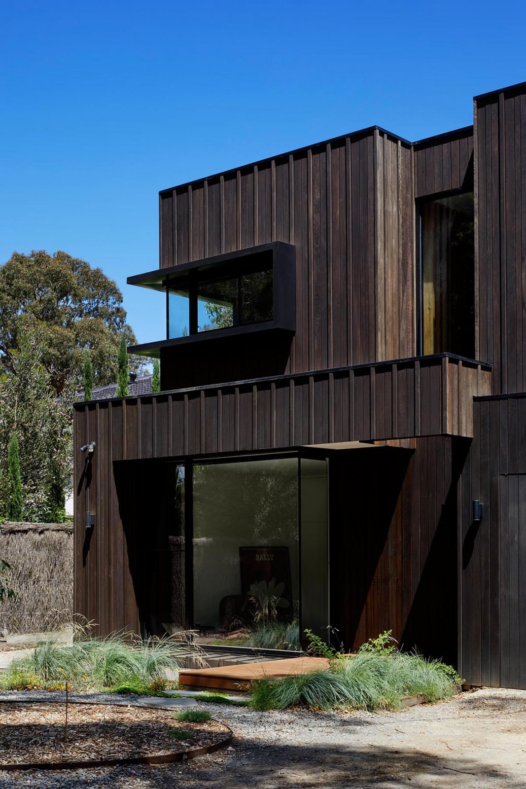 黑色木材下藏着一个明亮的家 |  Kirsten Johnstone Architecture