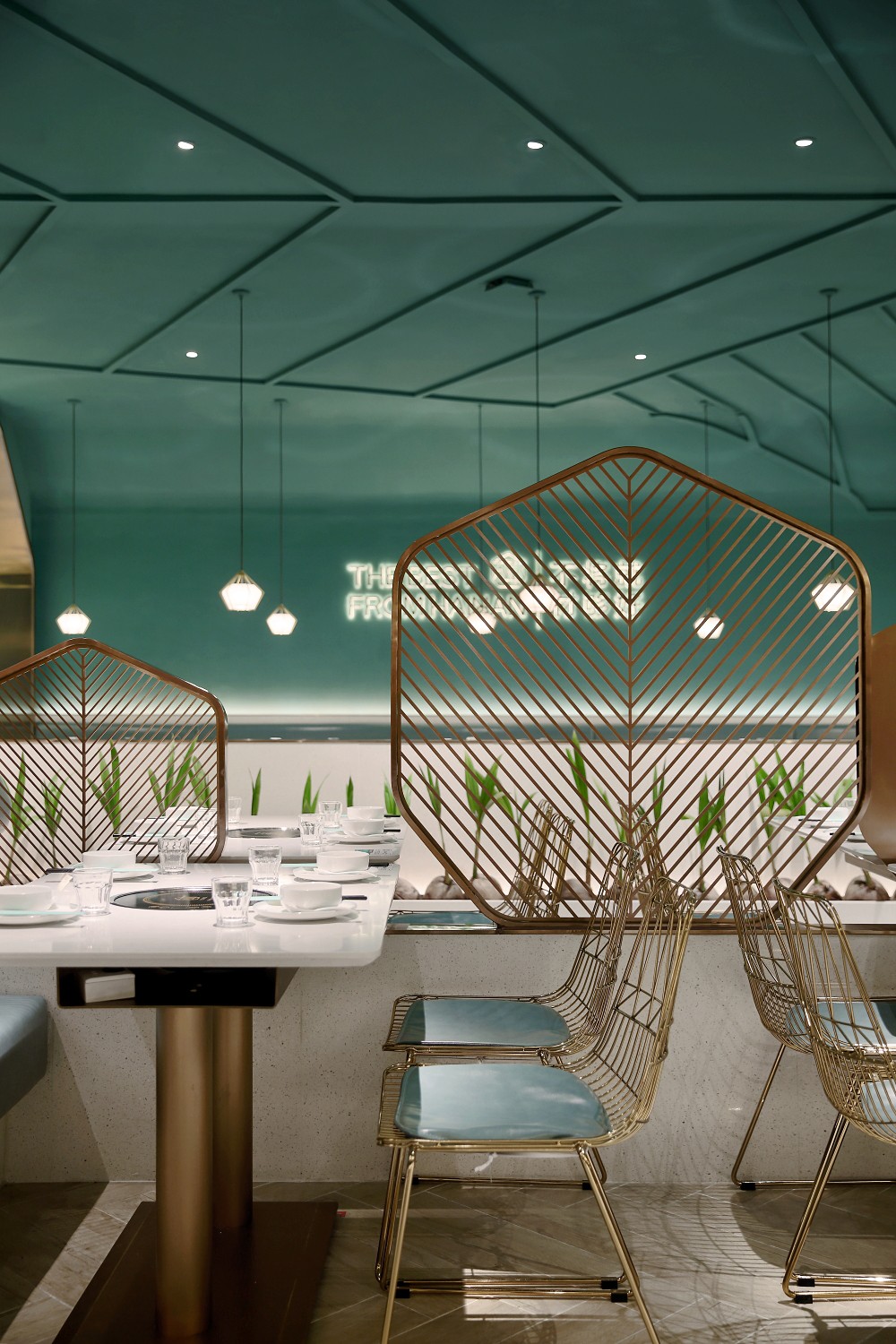 海南椰子鸡火锅餐厅设计，椰客YECO聚焦于“椰林海岸”的空间升级