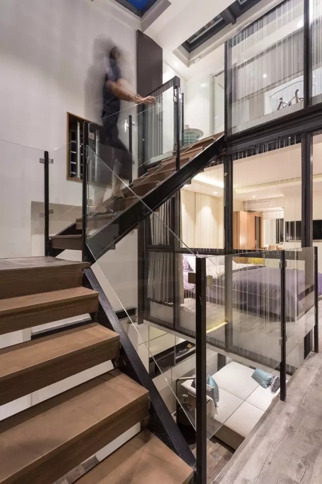 这改造三代人都看哭了 | 谢英凯 ▲ 三楼通往四楼的楼梯,两侧都巧妙地