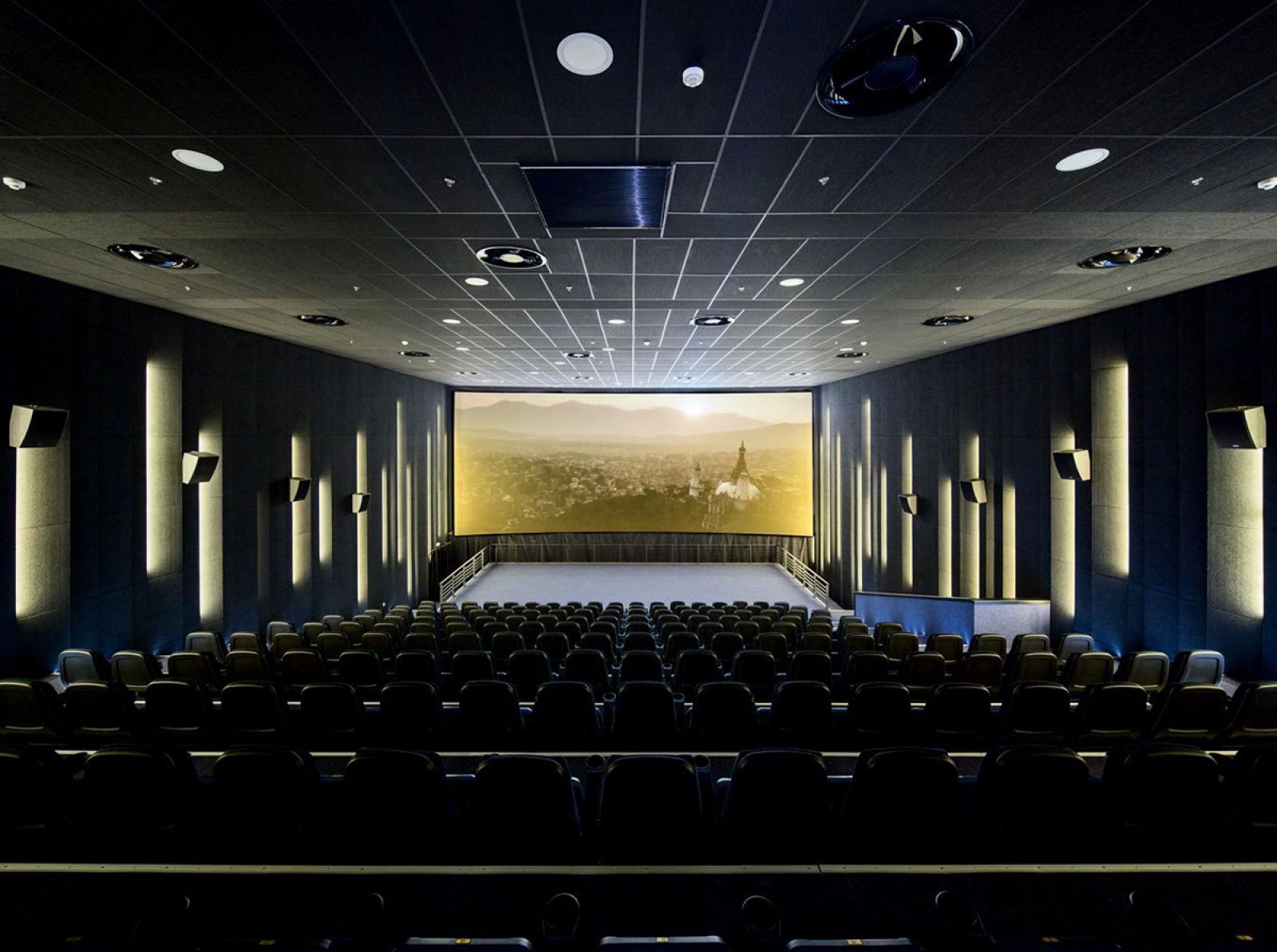 Multiplex Atmocphere—2000㎡基辅未来感电影院-建e室内设计网-设计案例