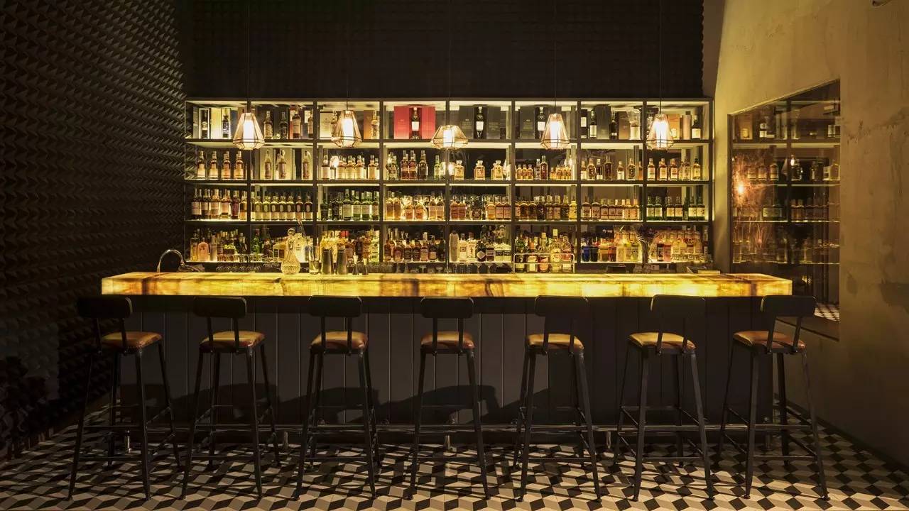 长吧台用镜子装饰的酒架对空间有延伸效果