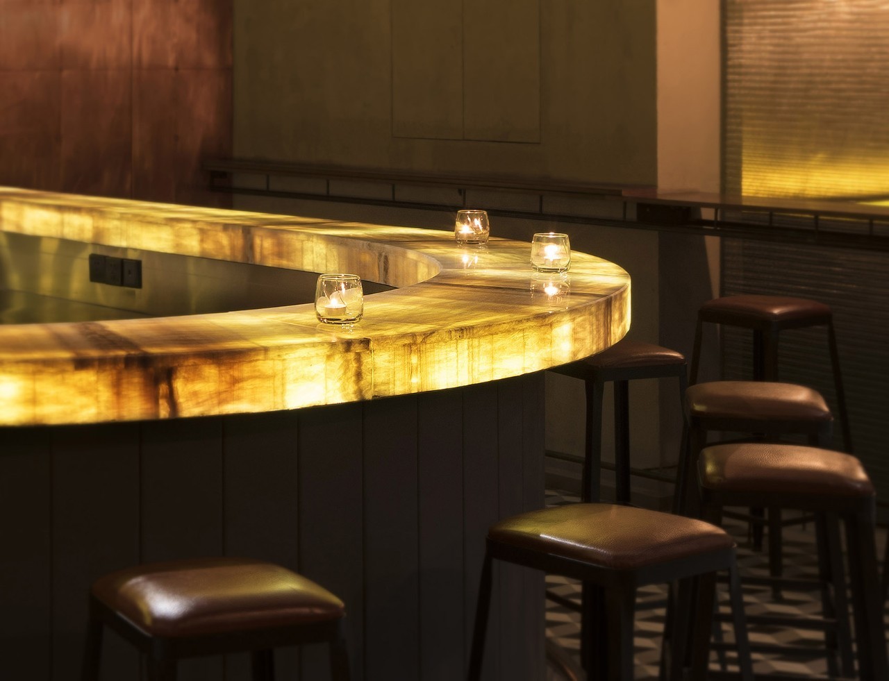 弧形吧台精致的松香玉石台面