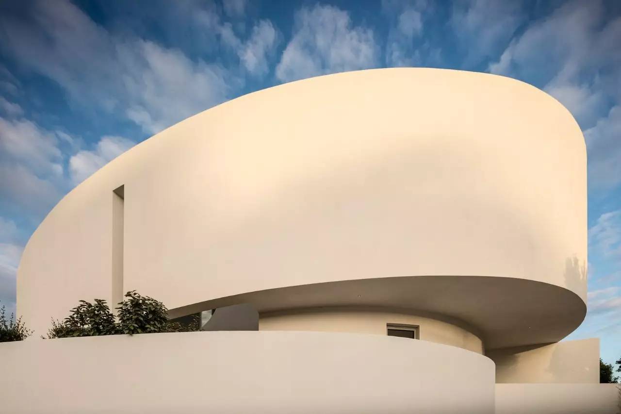 椭圆型的大房子不一样的极简美