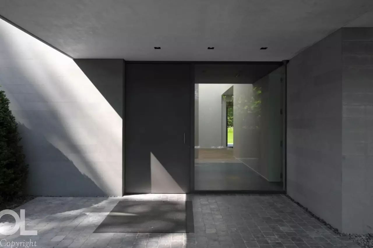 利用镜面让原本宽阔的空间 灰色质感的墙面与地板 配上光影丰富的效果