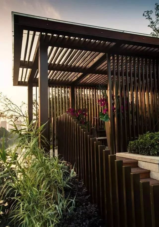 把酒相对饮唯愿与你在这长廊下佳期如梦月色正好站成了最美好的回忆这