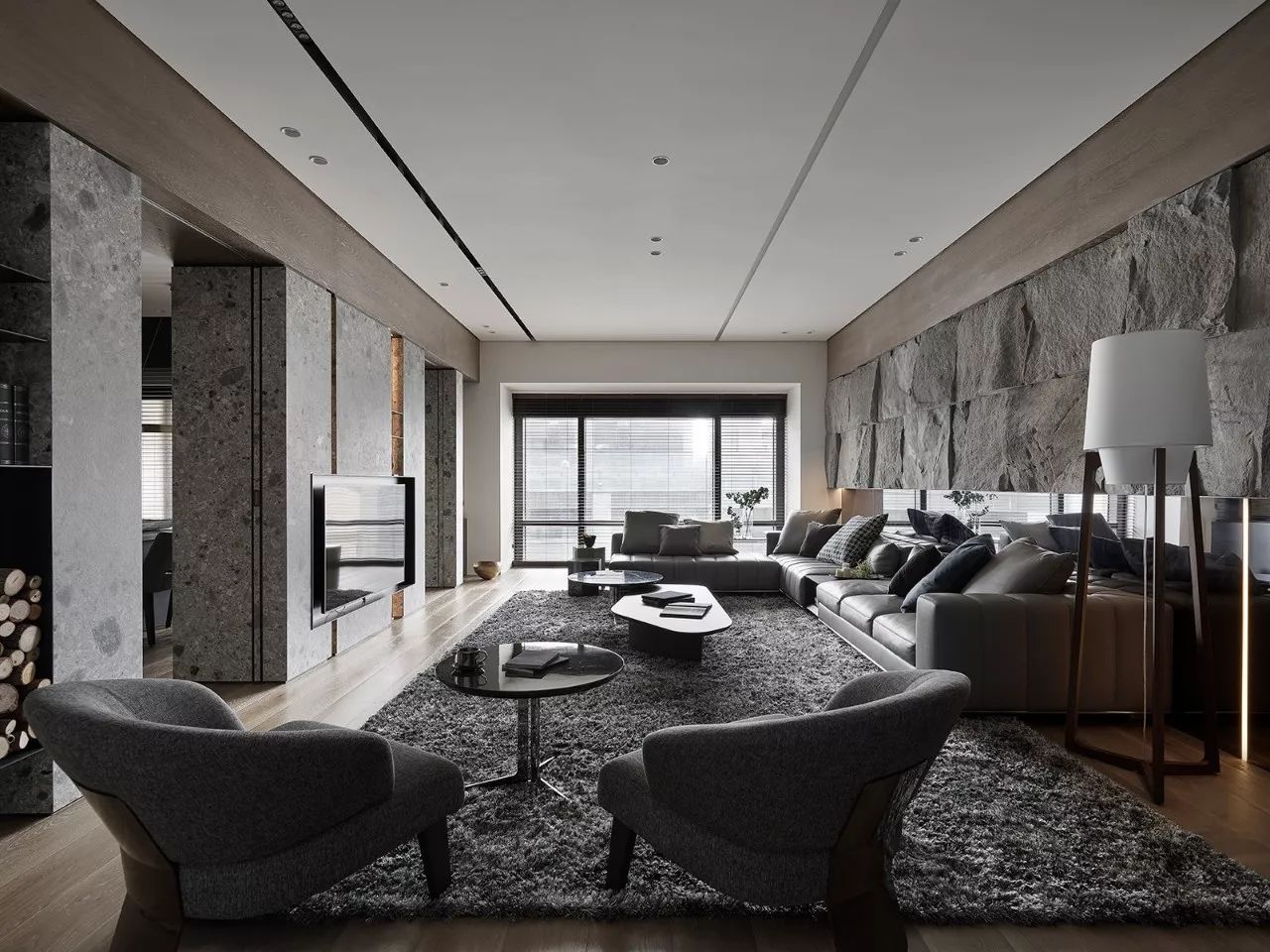 屋主喜欢石皮的材质,所以将自然粗旷的质谱感移植空间,利用灰镜做出