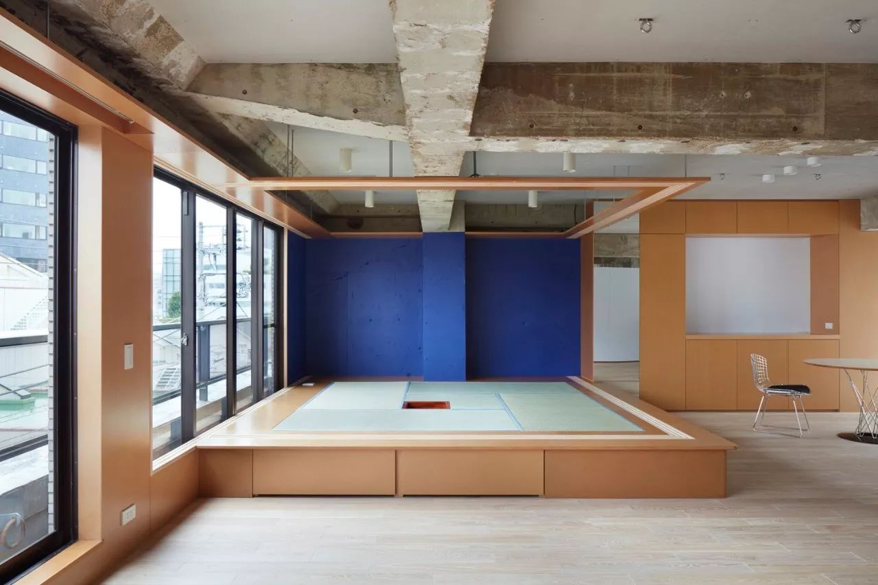 一半精装,一半毛坯,有混凝土和木饰面就够了