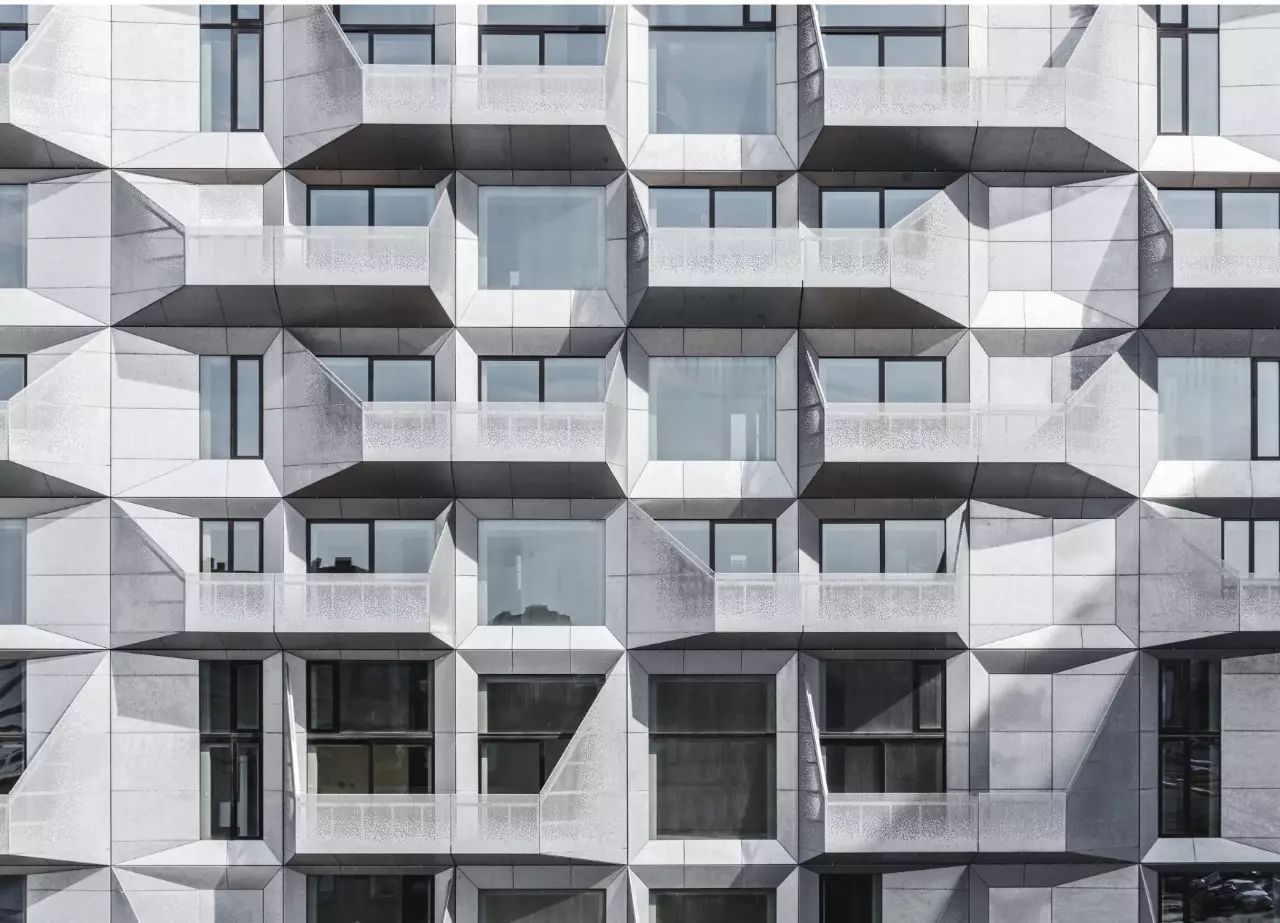 材料覆盖整个建筑的外立面都用为了升级原本粗旷的混凝土立面借力打力