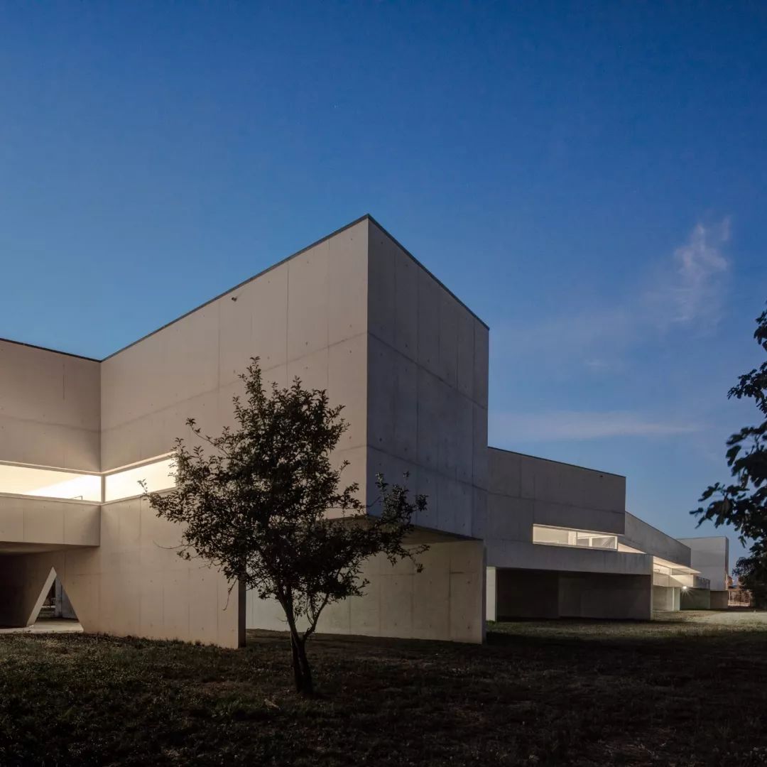 西扎的作品遍及欧洲各地,获得过欧洲建筑奖,普利兹克奖,哈佛城市设计