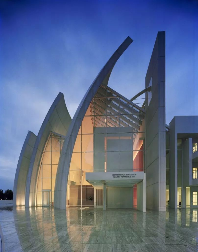 他们还建造了近20个博物馆,包括巴塞罗那当代艺术博物馆,以及最