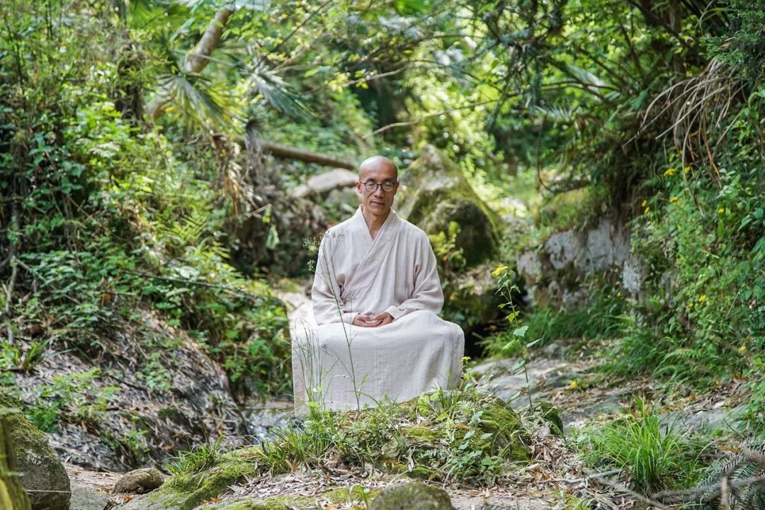 一个和尚,在荒山盖了爆美小楼,独自修行