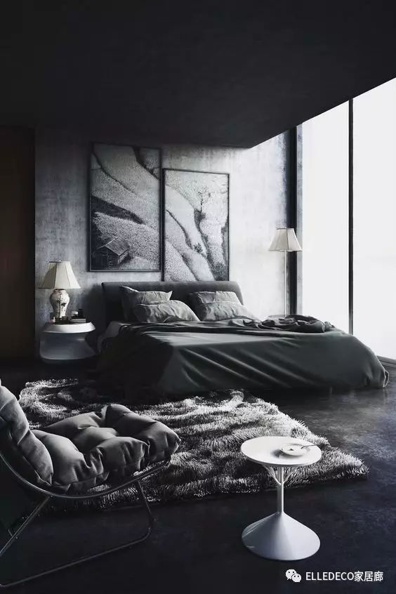 暗黑系的卧室空间,但大量织物中和了过多黑色系的压抑感.