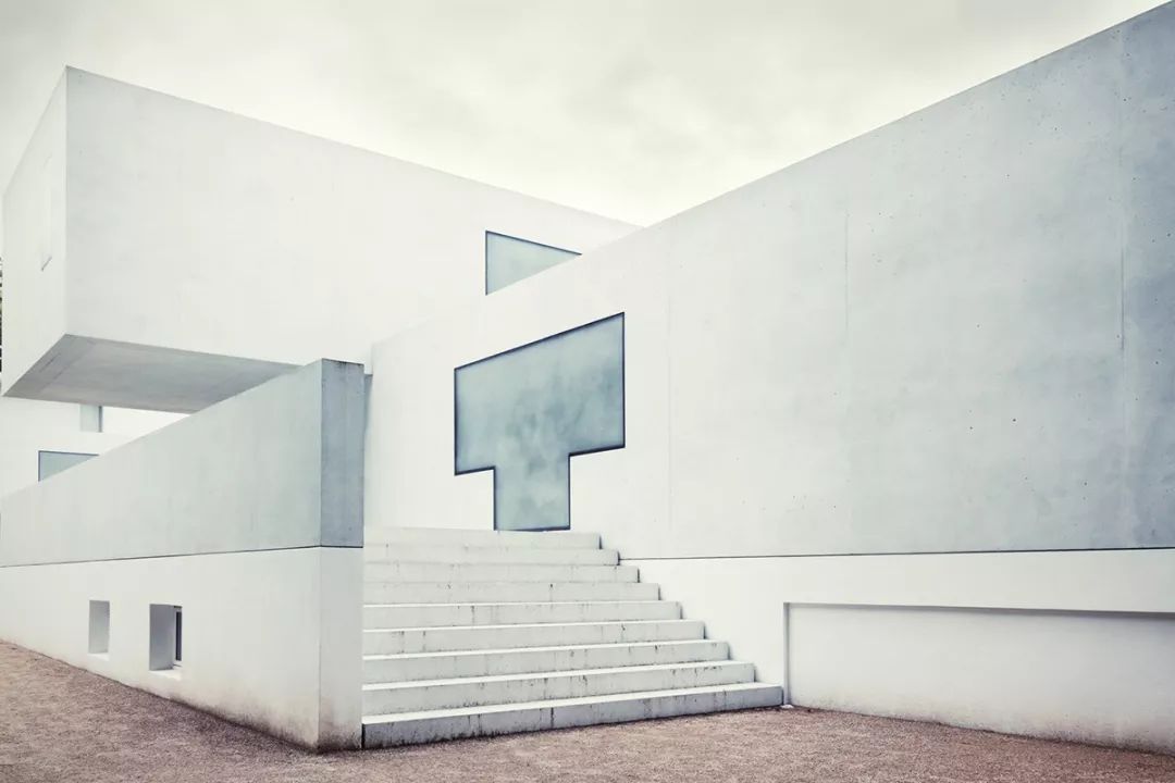 通过简洁清晰的构图,带领观者深入到了崭新的现代主义风格建筑内部