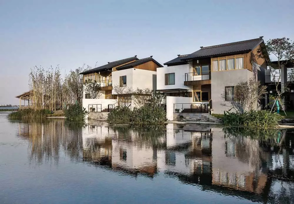 整个民宿的室内设计主调以建筑主体为索引进行延伸,萃取江南水乡文化