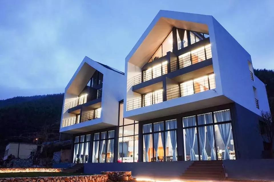 从民宿建筑几何线条简洁清晰的外观一直延伸到内部空间,家具