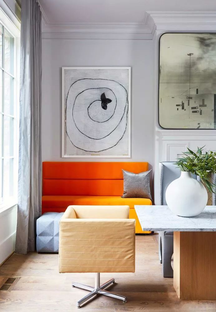 套案例中,灰橙紫配搭出的非凡质感与全景落地窗形成了巧妙地连锁效应