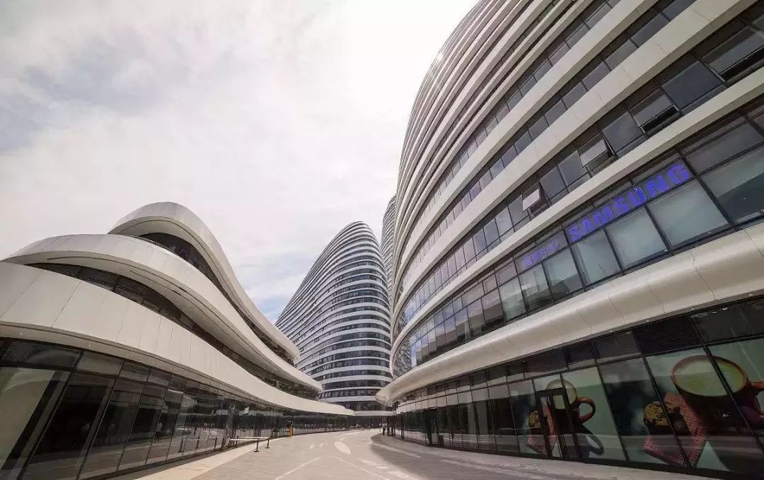 望京soho由世界著名建築師扎哈 · 哈迪德(zaha hadid)擔綱總設計師