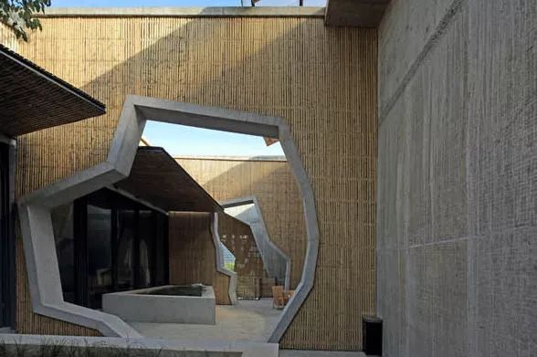 的那么浓重也不似隈研吾的那般精巧王澍的竹材表现为实在的竹板这种