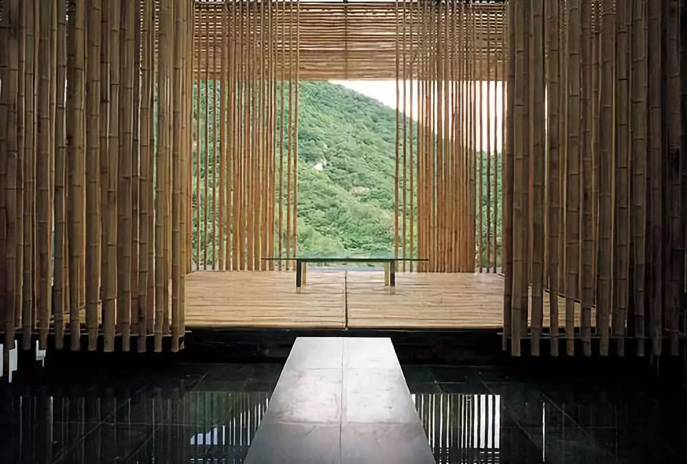 隈研吾处理竹材连接的手法有很强的联系在这座竹屋中竹子是被切成片贴