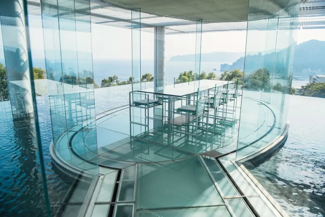 海峯楼的屋顶设计成不锈钢的百叶窗,光线从这里透过可以与水面形成