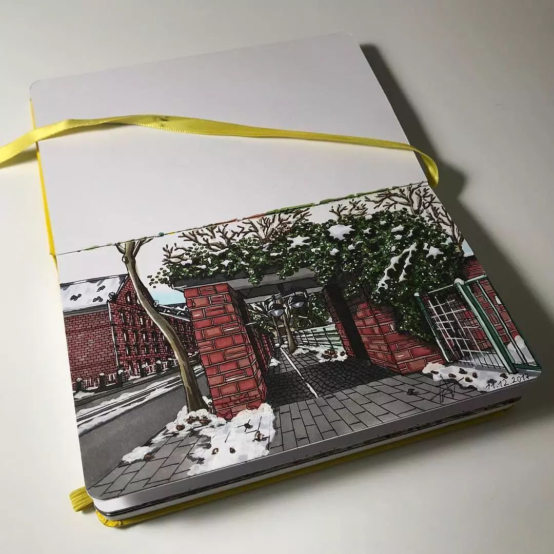 准备一个手绘水彩本,画画钢笔水彩也是不错!