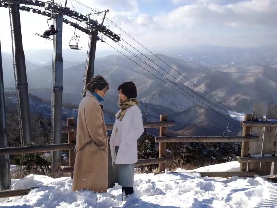 的白雪所蓋住 一掃往日多雨惱人的天氣 裴勇俊和崔智友的《冬季戀歌》