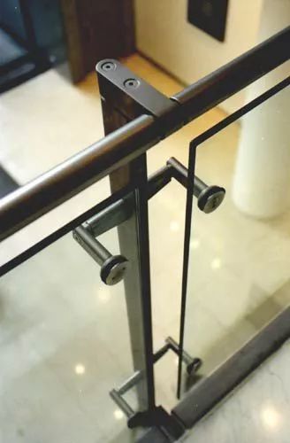 为什么高层建筑的玻璃幕墙不设栏杆?