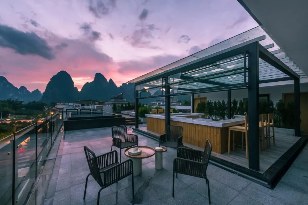 住进人民币的背景画里这家阳朔酒店成了今年的小黑马