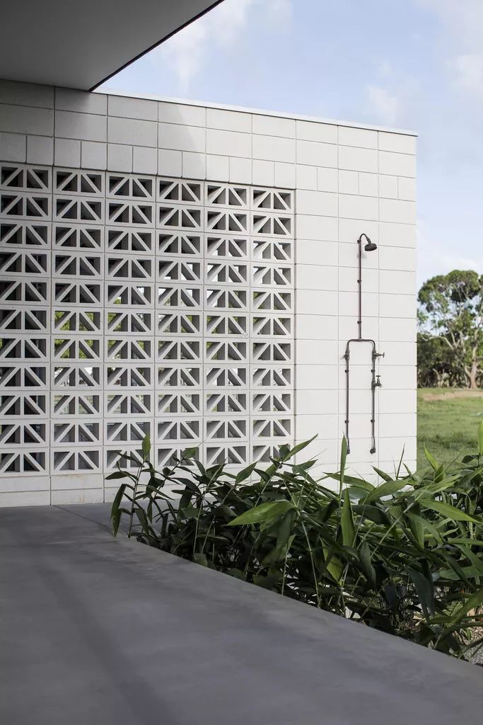 层层叠叠镂空花砖堆砌现代光影之美