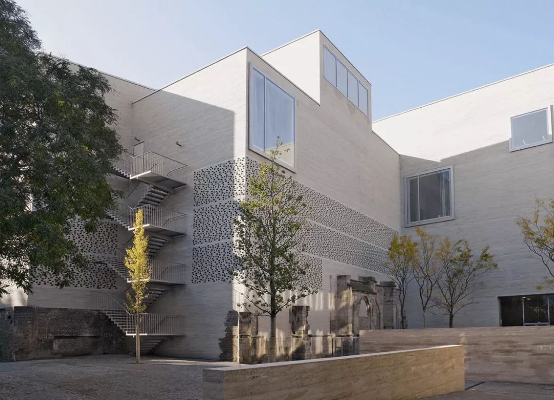 基地的建筑原本差异甚大且零碎,但基本上是座悠久的古迹,能代表科伦巴