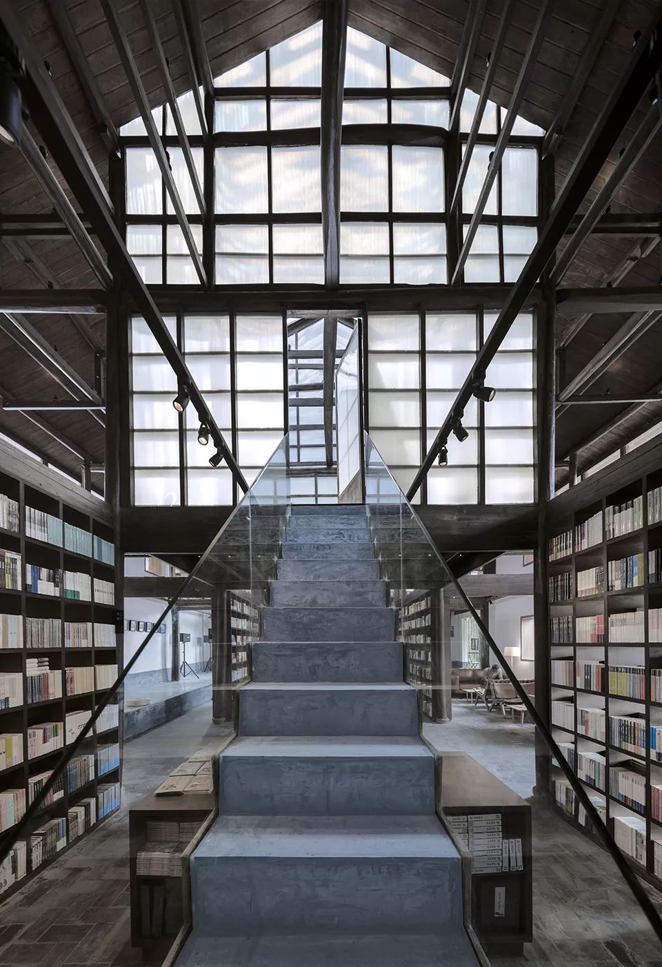 改造前建筑师的个人风格隐匿于地方的工匠传统之中——材料恪守地方