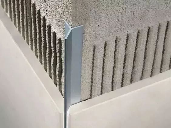 用金属条对瓷砖进行收边,不仅是对瓷砖的边角加多了一层防护,也让瓷砖