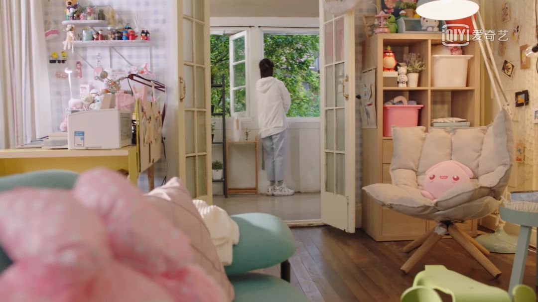 女主佟年的卧室大概是所有粉红少女们的心头好,用粉色奠定了整个房间