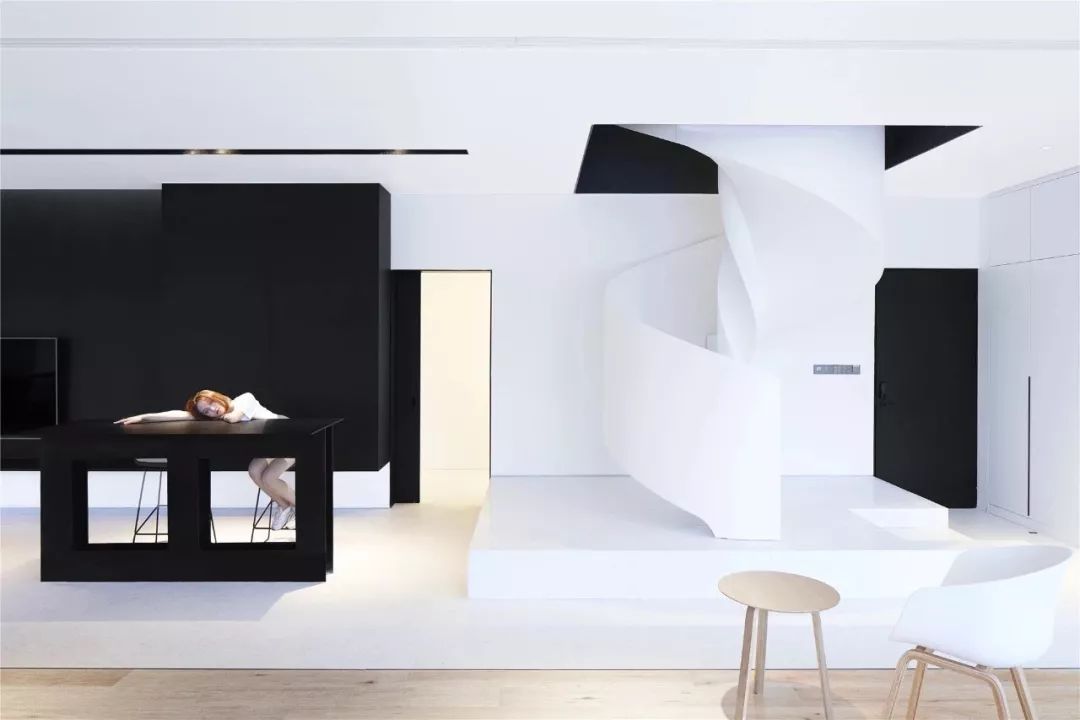 伟德bv1946官网带火第3个小众牌！Lisa圣诞写真成美学巅峰蝴蝶结造型获封“人间精灵”