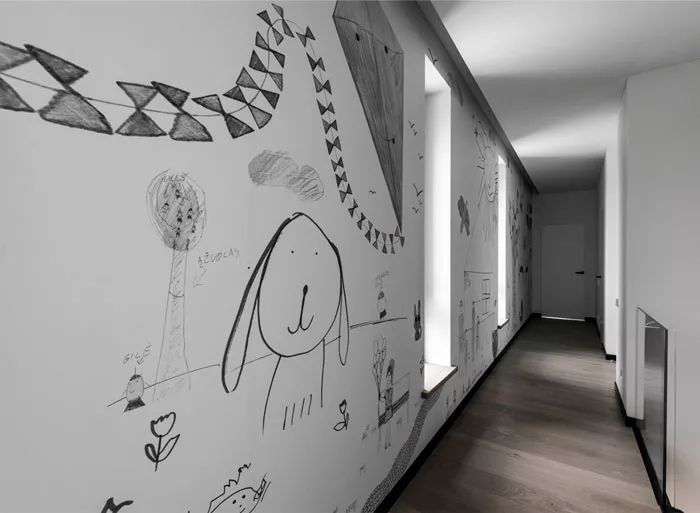 设计师将二楼过道的整面墙都变成了孩子的画板,让孩子们尽情的涂鸦
