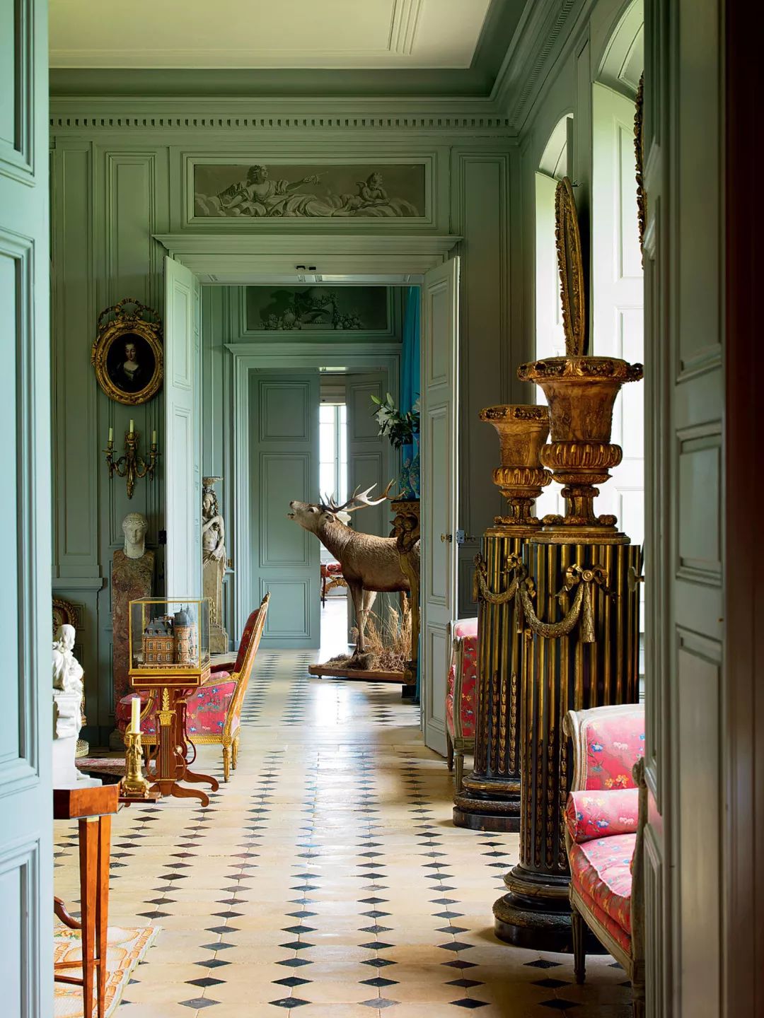 洛可可式的古典韵律为空间装饰献上艺术气质,浅松石色缓缓释放"低内奢