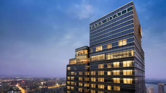 深圳柏悦广州瑰丽今夏先后引爆酒店圈看设计教父如何全新演绎城中奢雅