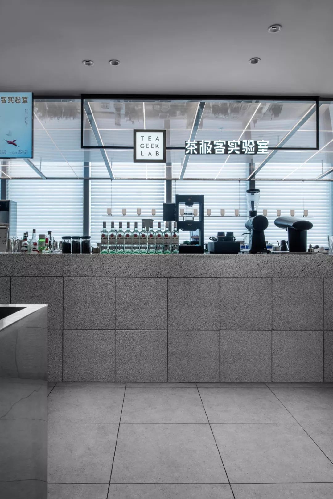 茶极客实验室,是喜茶用高级定制茶叶融合不同酒类,打造出专属的喜茶