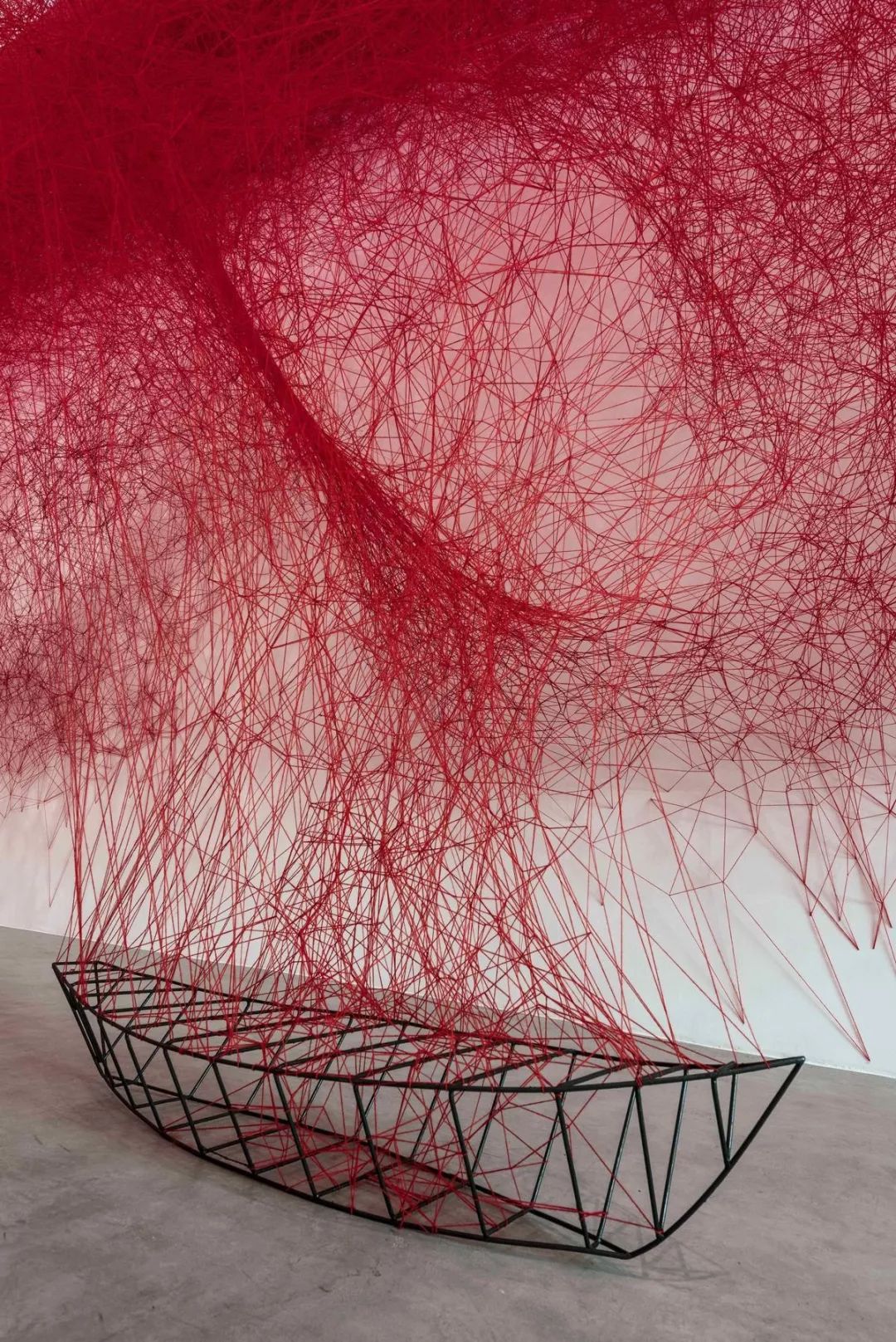 日本艺术家用线做装置,织造出美的梦境 | 盐田千春