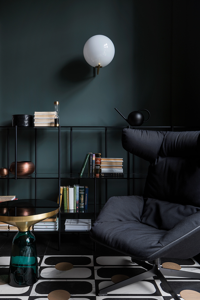 规划夹层,并用木饰面做包裹 布置成一块休息区,风格与玄关达成统一