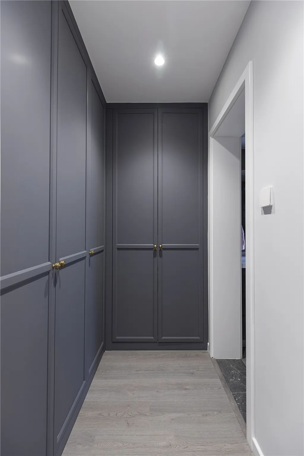 衣帽间简洁的灰色定制柜 金色纽扣拉手,也让空间显得更加的端庄大方.