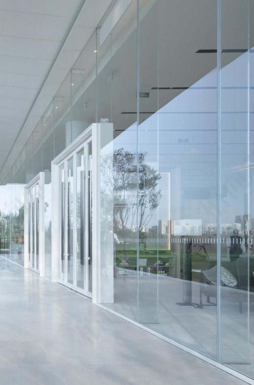 全玻璃幕墙4点式幕墙比较好理解,玻璃与主体结构是通过爪件点式连接