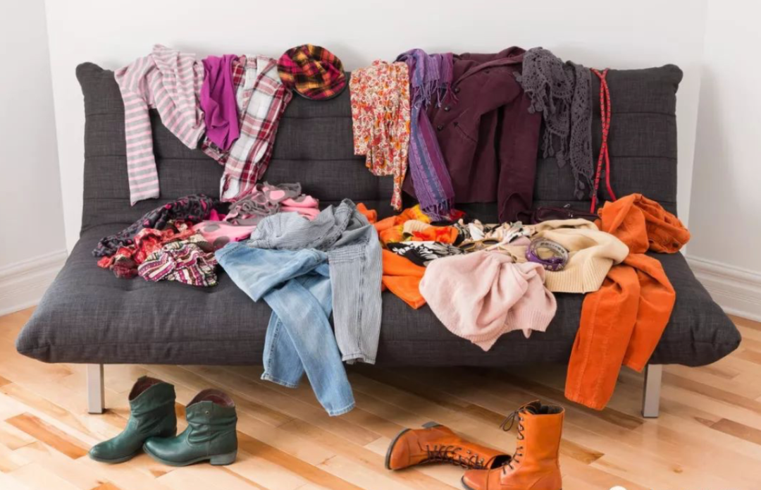 堆积在沙发的衣服
