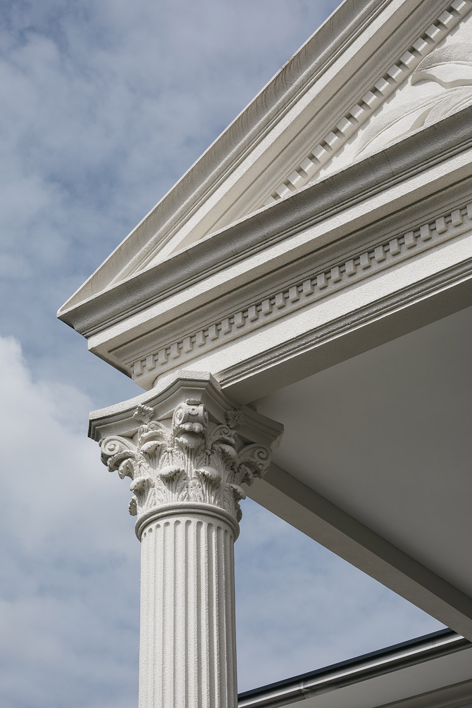 选用了秩序等级最高的古典柱式——富有装饰性的科林斯柱式