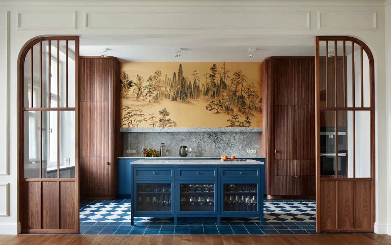 一座百年住宅的重生，以绅士蓝贯穿整个空间，有俏皮的色彩，有精致的材料