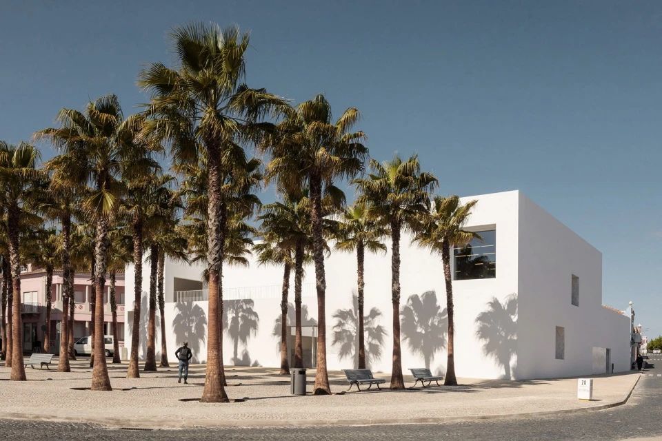 喧嚣在此静止 —— 葡萄牙Grândola图书馆兼市政档案馆设计案例