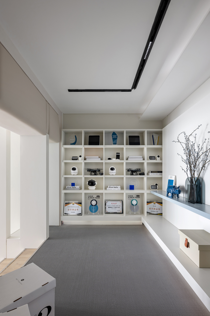 从样板拍摄房拾级而上,来到二层夹层,这里是企业资料室,也是品牌展示