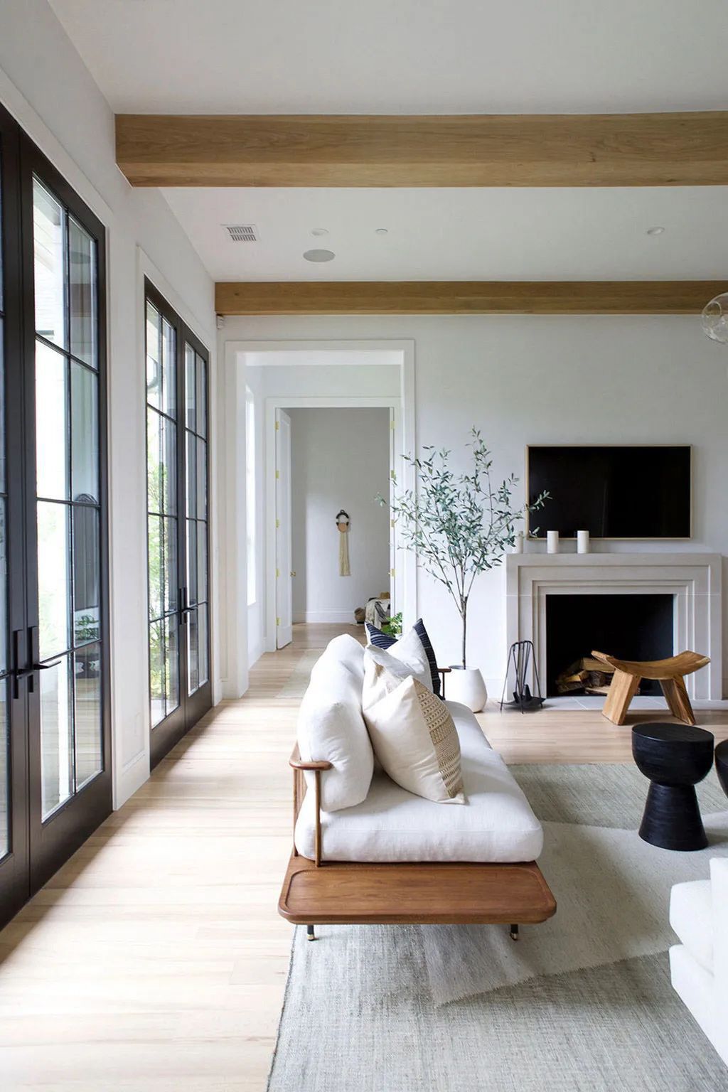 美国加利福尼亚州风格与舒适完美平衡的黑白相间住宅设计案例