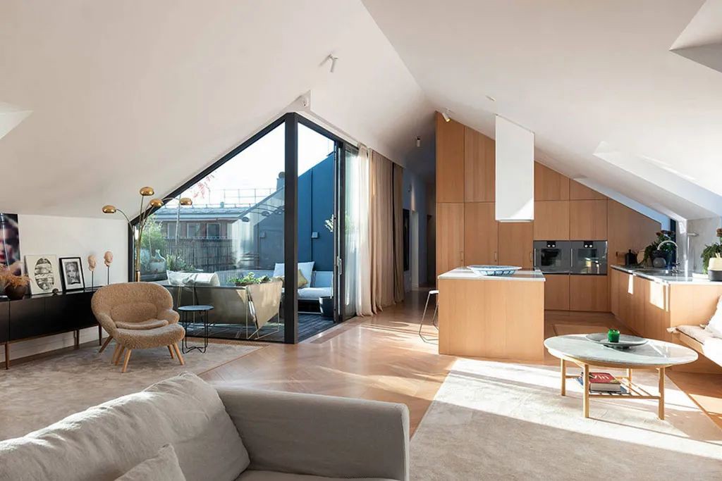 舒适带露台的优雅阁楼公寓设计案例